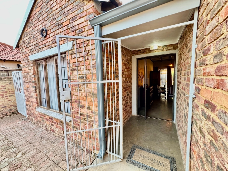 3 Bedroom Property for Sale in Mooivallei Park North West